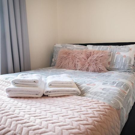 4 Bedroom Flat With High Speed Wi-Fi In North Acton, Ealing, West Λονδίνο Εξωτερικό φωτογραφία