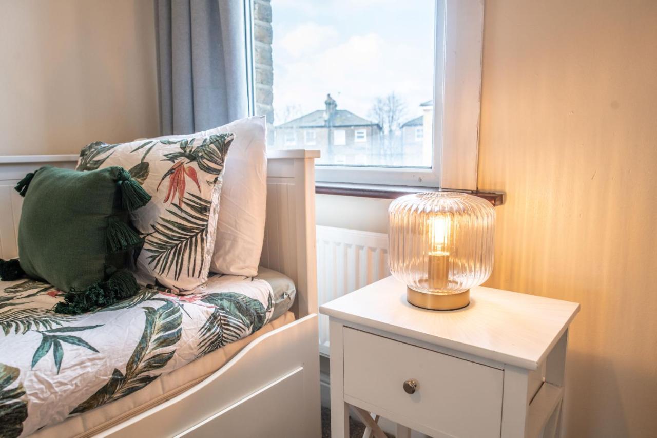 4 Bedroom Flat With High Speed Wi-Fi In North Acton, Ealing, West Λονδίνο Εξωτερικό φωτογραφία