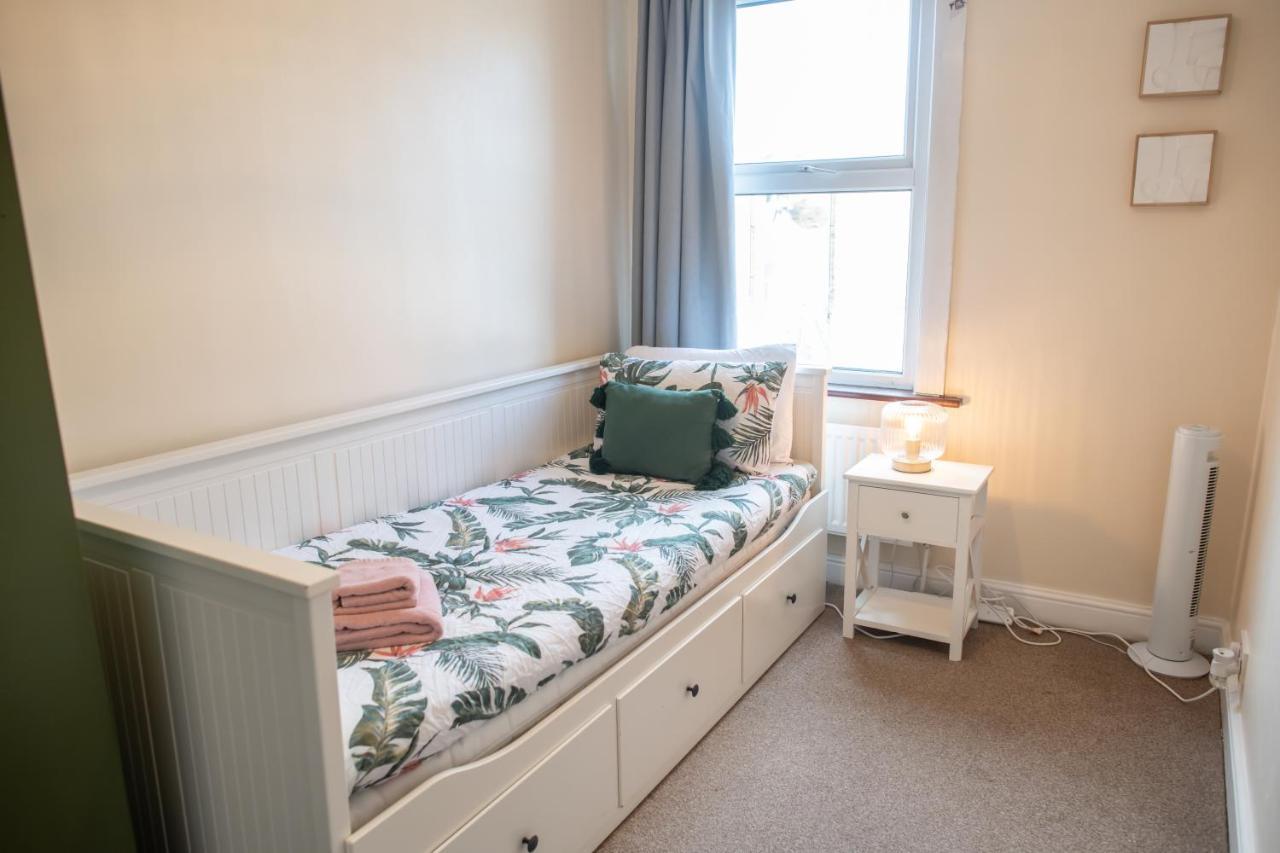 4 Bedroom Flat With High Speed Wi-Fi In North Acton, Ealing, West Λονδίνο Εξωτερικό φωτογραφία