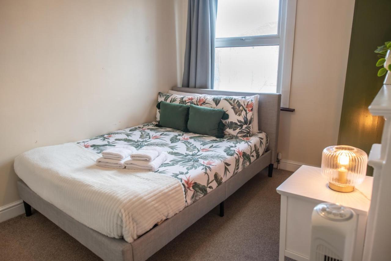 4 Bedroom Flat With High Speed Wi-Fi In North Acton, Ealing, West Λονδίνο Εξωτερικό φωτογραφία