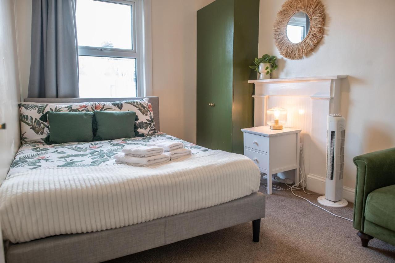 4 Bedroom Flat With High Speed Wi-Fi In North Acton, Ealing, West Λονδίνο Εξωτερικό φωτογραφία