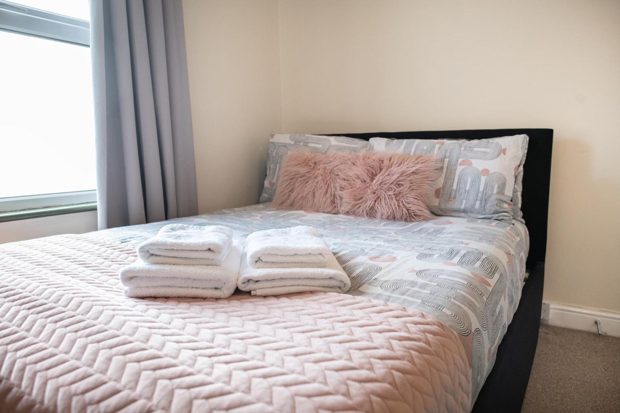 4 Bedroom Flat With High Speed Wi-Fi In North Acton, Ealing, West Λονδίνο Εξωτερικό φωτογραφία