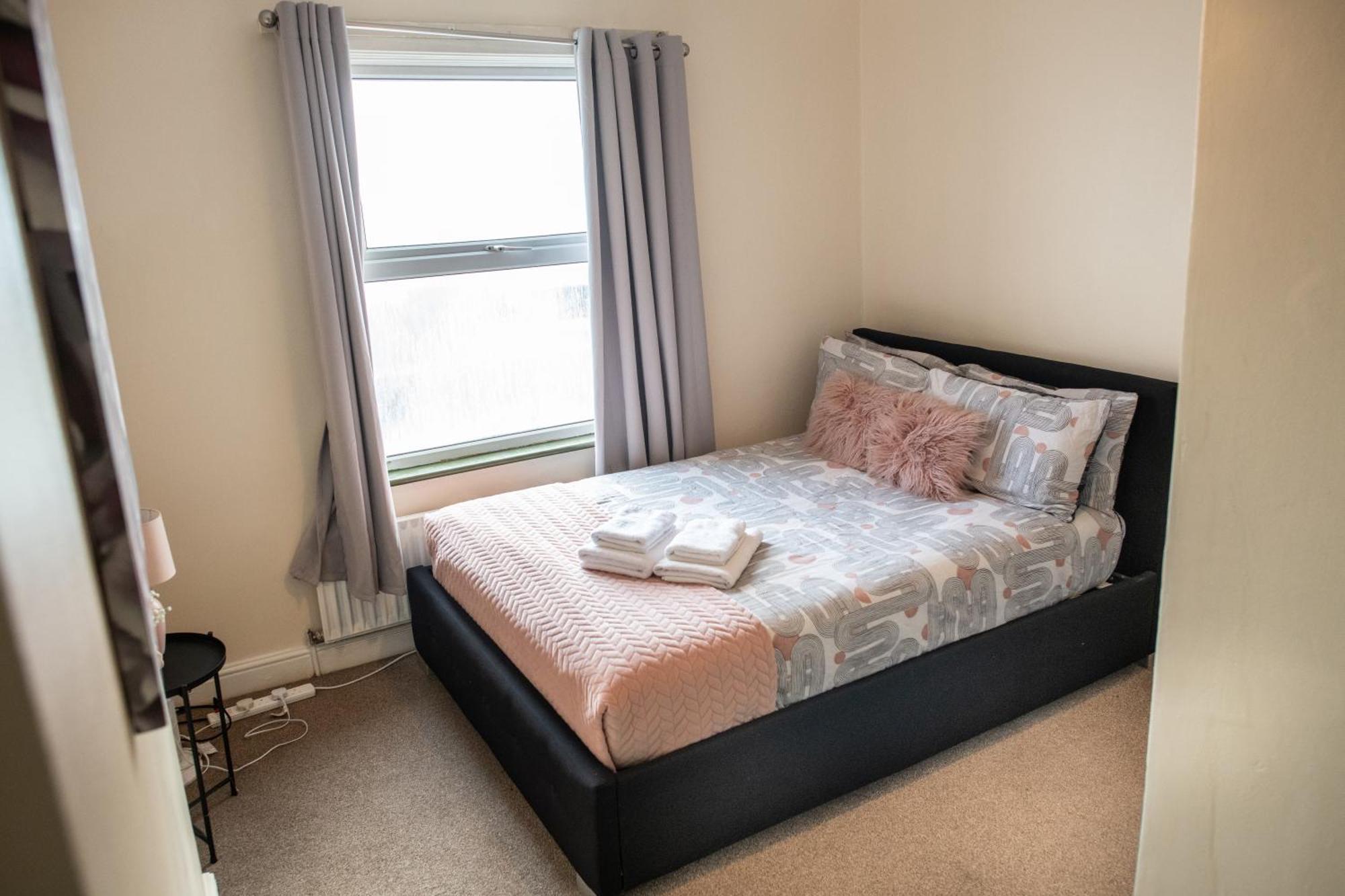 4 Bedroom Flat With High Speed Wi-Fi In North Acton, Ealing, West Λονδίνο Εξωτερικό φωτογραφία