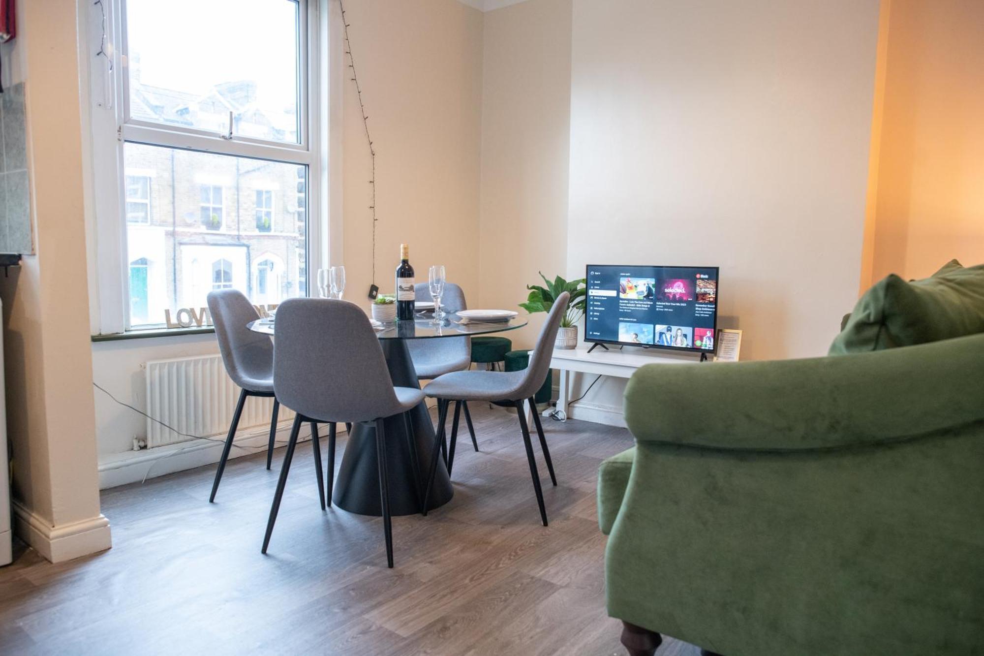 4 Bedroom Flat With High Speed Wi-Fi In North Acton, Ealing, West Λονδίνο Εξωτερικό φωτογραφία