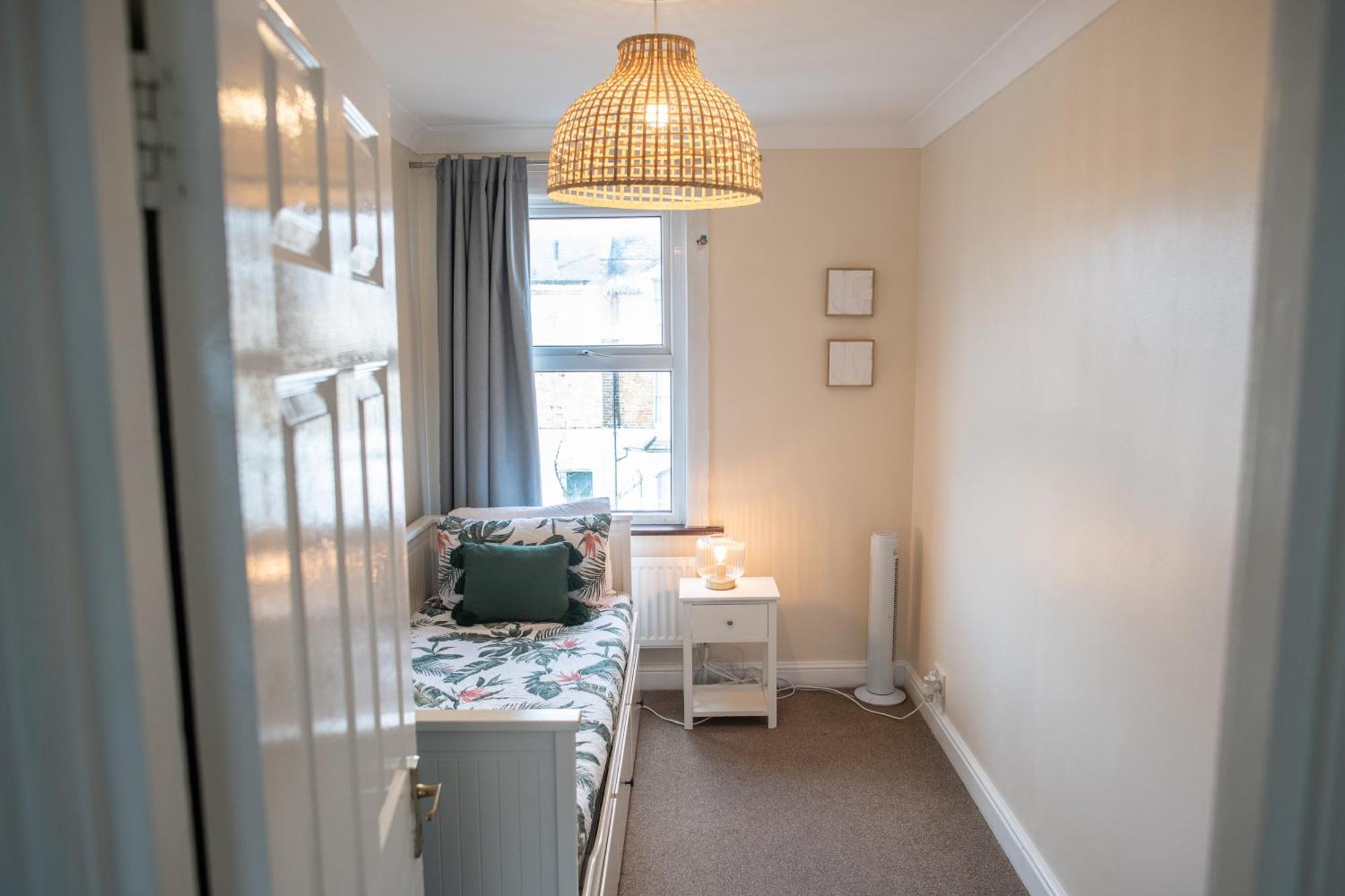 4 Bedroom Flat With High Speed Wi-Fi In North Acton, Ealing, West Λονδίνο Εξωτερικό φωτογραφία